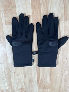The North Face Etip Recycled Gloves in TNF Black, featuring touchscreen